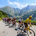 Papel de Parede Painel Ciclismo de Estrada Montanhas e Pelotão